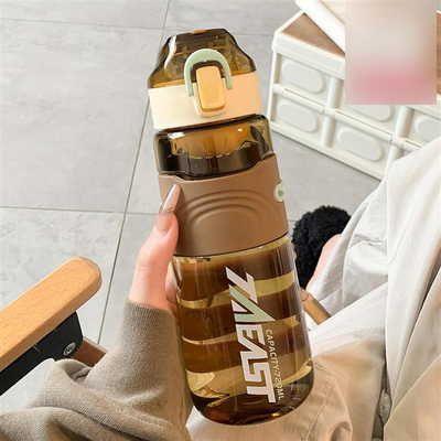 Shishe plastike 720ml , kafe , e bardhë dhe rozë . UNIMIKS