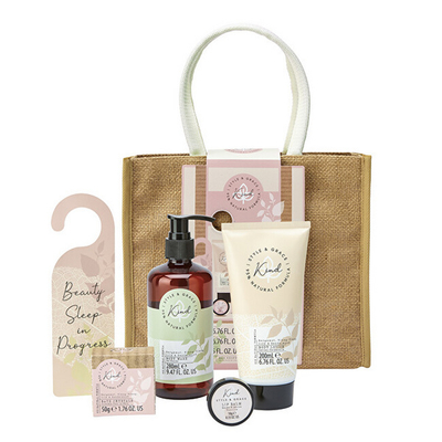 Set kujdesi për trup Style & Grace Blockbuster Bag - xhel dushi 285 ml + losion trupi 200 ml + krip për banjo 50 g + balsam për buzë 10 ml + etiketë dere 1 copë + qese thesi 1 copë