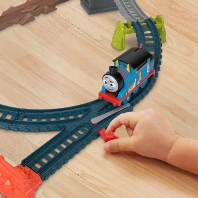 Fisher-Price Tom dhe Shokët: Set treni me urë ngritëse