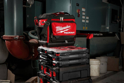 Çantë pune Milwaukee Packout Hard Bottom, 240x330x380 mm, me rrip shpatulle, e kuqe me të zezë