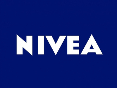 Балсам за усни Nivea Pearly Shine, хидратантен, ефект бисер, розов