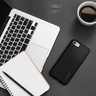 Mbështjellës Spigen Liquid Armor për iPhone 7, i zi