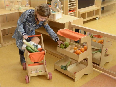 Karrocë blerjesh lodër prej druri Masterkidz Wooden, me rrota plastike, bezhë me portokalli