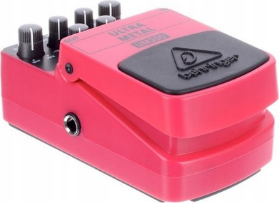 Pedal distorsioni Behringer Ultra Metal UM300, për kitarë elektrike, me EQ tredimensional, rozë