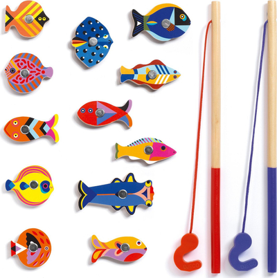 Lojë peshkimi me magnet Djeco Magnetic Fishing, 12 peshq, me 2 shkopinj druri, shumëngjyrëshe