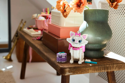 Lodër ndërtimi LEGO Disney The Aristocats Adorable Marie, set figurë, shumëngjyrëshe