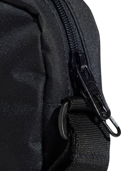 Çantë adidas Linear Org JE8341, me zinxhir, materiale të ricikluara, e zezë