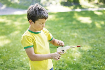 Loja me gjuajtje BuitenSpeel Shooting Game, dru, me pistoletë dhe shënjestra, me shumë ngjyra