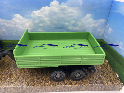 Lodër traktor Bburago Valtra M2/Q, 10 cm, me rimorkio tippuese, shumëngjyrëshe