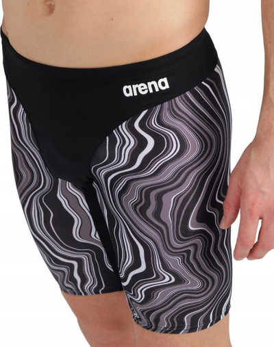 Rroba banje jammer Arena Marbled Print, për burra, që s’ua ha klori, të zeza me print bardh e zi