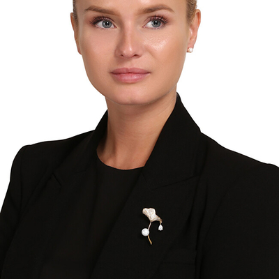 Broshë për femra JwL Luxury Pearls Ginkgo JL0837, e artë/bardhë