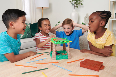 Lojë tavoline Spin Master Kinetic Sand Quicksand, me rërë kinetike, me figura me ngjyra