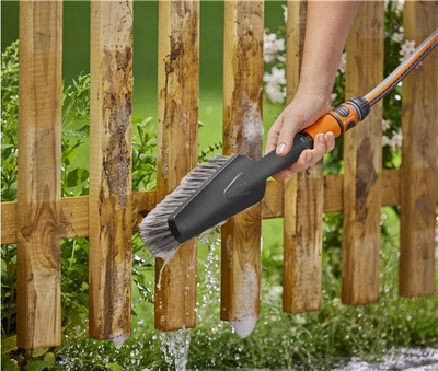 Четка за рачно миење Gardena CLEANSYSTEM Medium Soft, со регулирање на вода, со шампон и восок