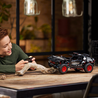 Set LEGO Technic Audi RS Q e-tron 42160, makinë gare me telekomandë, shumëngjyrësh