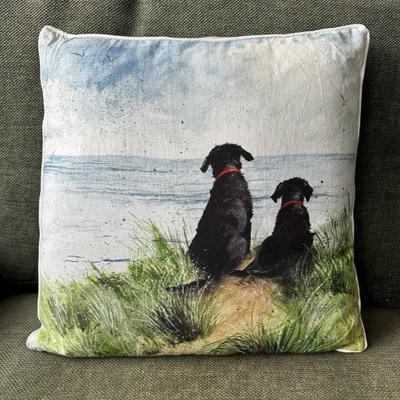 Jastëk zbukurimi Carbotex CU57 Dogs in the Dunes, 45 x 45 cm, pambuk, me shumë ngjyra