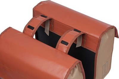 Çantë dyshe biçiklete Basil Urban Load, 46–53L, e papërshkueshme nga uji, Terra Red Rose