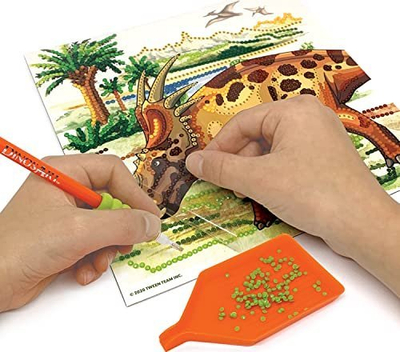 Set kreativ DinosArt Dazzle-by-Number, 2 tablo me dinosaurë, mbi 4500 gurë dekorativ, me shumë ngjyra