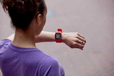Matës i aktiviteteve sportive Polar M400 - i kuq HR