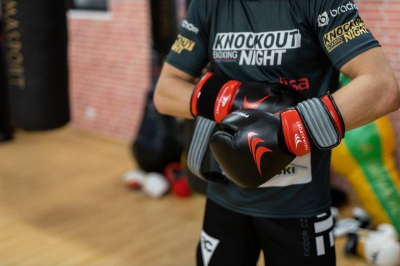 Doreza boksi Yakimasport Pro Spider, 14 oz, lëkurë natyrale, të zeza me të kuqe
