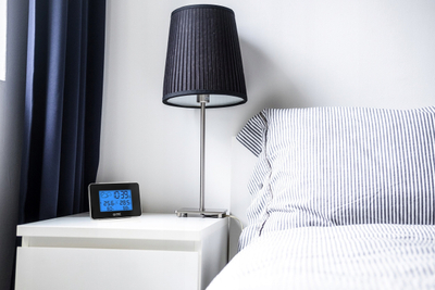 Stacion moti wireless me orë e alarm, ekran me ndriçim blu, i bardhë