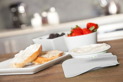 Spatulë kuzhine Quirky Scoop, silikon, lugë matëse e integruar, e bardhë