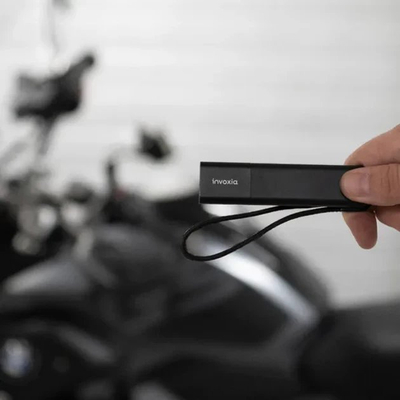 GPS tracker Invoxia Pro, gjurmim në kohë reale, abonim 1 vit, i zi