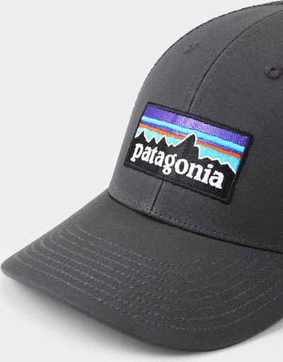 Kapelë trucker Patagonia P-6 Logo Lo Pro, rrjetë poliestër, unisex, gri e errët