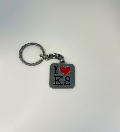 Varëse çelësash Rezniqi - “I Love KS”, metalike e ngjyrosur me të kuqe dhe të zezë