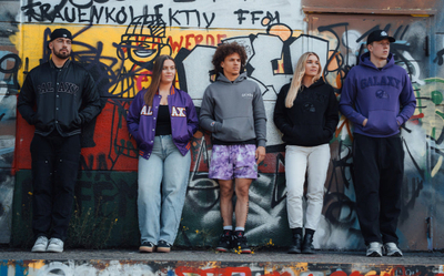 Bluzë me kapuç Galaxy Essential Hoodie, 65% pambuk, xhep kangur, e zezë
