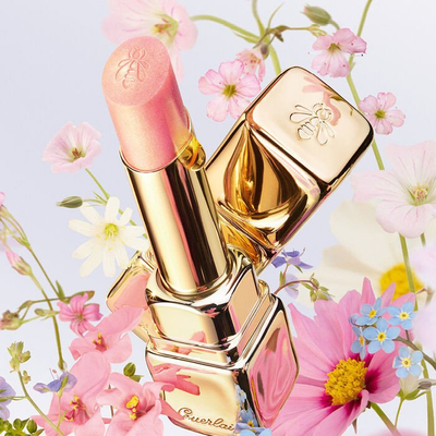 Balsam buzësh Guerlain KissKiss Bee Glow, hidratues, me shkëlqim, rozë e lehtë