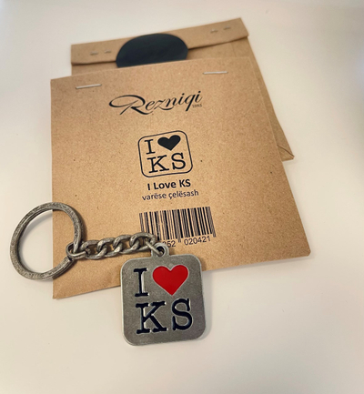 Varëse çelësash Rezniqi - “I Love KS”, metalike e ngjyrosur me të kuqe dhe të zezë