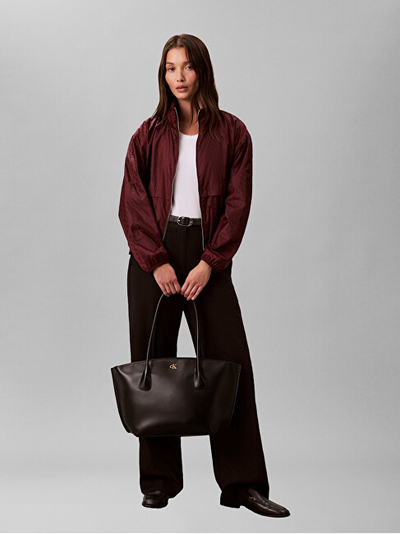 Çantë dore Calvin Klein Ck Medium Dome Tote LV04F3344G, 50x28x17.5cm, lëkurë artificiale, e zezë