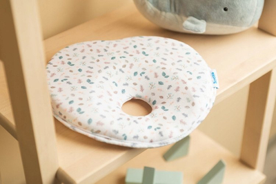 Ергономско перниче CORRECTIVE PILLOW LEAVES, за новороденчиња, 22×22 cm, шарено