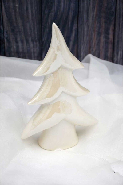 Figurë dekorative Krishtlindjesh Saska Garden, pemë porcelani 12.5 cm, ngjyrë perlë e bardhë