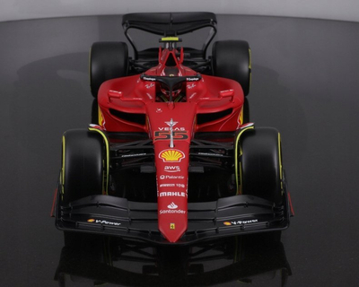 Maket makine Bburago Ferrari F1-75 Sainz 1:18, model die-cast, me helmetë, i kuq