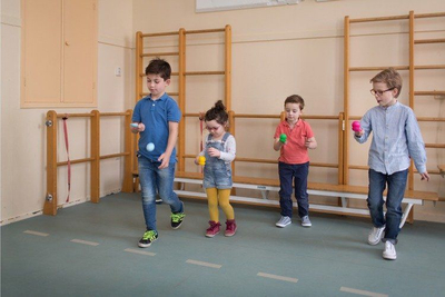 Lojë me vezë në lugë BS Toys Egg Relay, set 16 pjesësh, shumëngjyrëshe