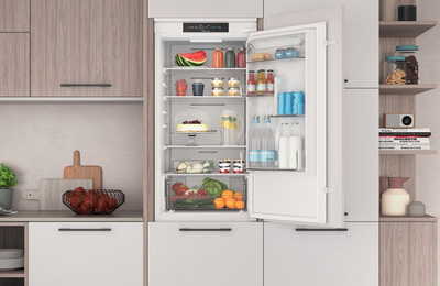 Frigorifer Indesit INC18 T311, i bardhë