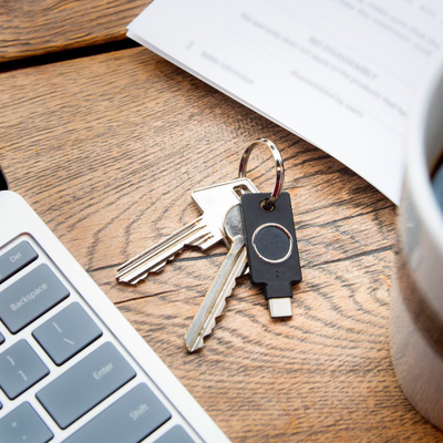 Çelës sigurie Yubico YubiKey C Bio, USB C, me shenjë gishti, i zi