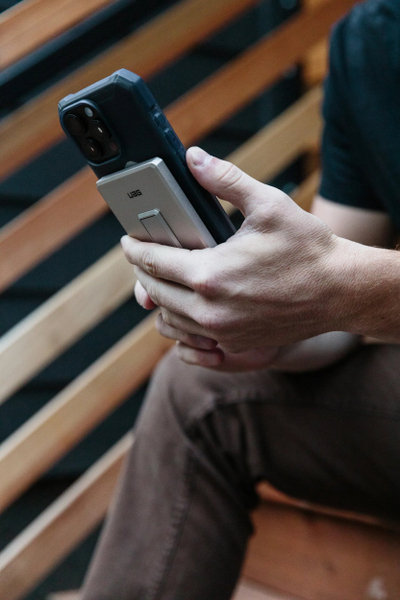 Магнетен надворешен полнач UAG Ultra Slim, 5000mAh, со држач kickstand, титаниум