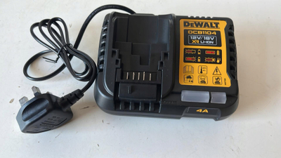 Karikues baterie DeWalt DCB1104 XR, 10.8V 18V Li Ion, i zi