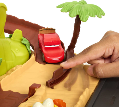 Set loje Mattel Disney Cars Dino Park, pistë makinash, dinosauri interaktiv, shumëngjyrësh