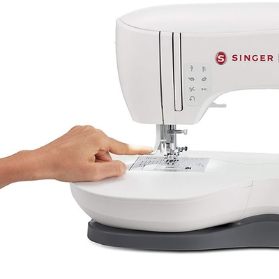 Makina qepëse dhe qëndisëse Singer Legacy SE300, ekran LCD, automatike, e bardhë