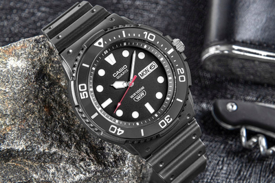 Ora dore Casio Standard MRW230H-1E1, analoge, rezistente 100m, e zezë