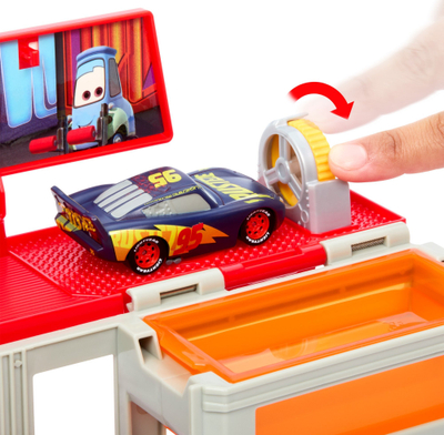Сет за игра Disney Pixar Cars Color Changers Mobile Paint Shop Mack, со автомобилче Lightning McQueen, повеќебоен
