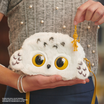 Çantë shpatulle Wizarding World Harry Potter Hedwig Purse Pets, interaktive, 30+ tinguj, e bardhë