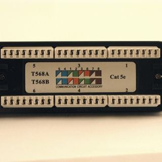 Пач панел NetRack 19\", 24 порти, Cat 5e UTP, црн