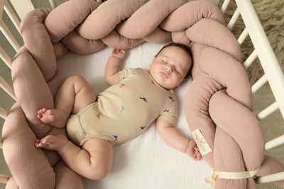 Mbrojtës krevati BABYMATEX Muslin Knitted Braid, 200 cm, rozë
