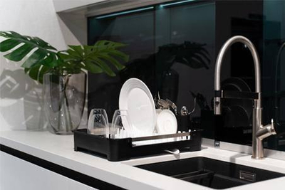 Tharëse enësh Vialli Design SOHO 8456, plastike, me mbajtës për takëme, e zezë