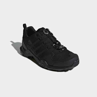 Këpucë hiking Adidas Terrex Swift R2, të lehta, taban me kapje, ngjyrë e zezë