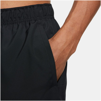 Shorce Nike Dri Fit Challenger për burra, material Dri Fit, me xhepa, i zi
